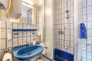 Shower, hair dryer, towels - Double Room No. 2 with Shared Terrace, Shared Garden and Wi-Fi (Dachsberg (Südschwarzwald))