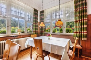 Dining - Double Room No. 4 with Mountain View, Shared Terrace and Wi-Fi (Dachsberg (Südschwarzwald))