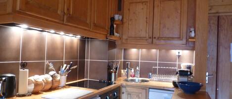 Jääkaappi, mikroaaltouuni, uuni, astianpesukone