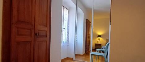 1 chambre, fer et planche Ă repasser, Wi-Fi, draps fournis