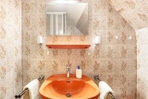 Douche, sĂšche-cheveux, serviettes fournies