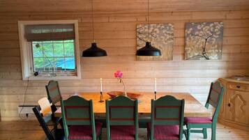 Kabin, 4 kamar tidur, patio, pemandangan gunung | Ruang makan