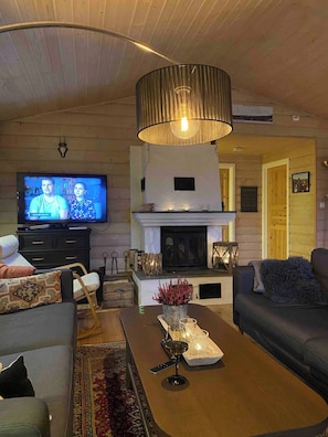 Cabin, 4 Bedrooms, Patio, Mountain View | Living room