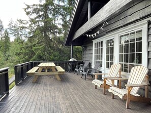 Kunyhó, 4 hálószobával, teraszos udvar, kilátással a hegyre | Kültéri étkezés