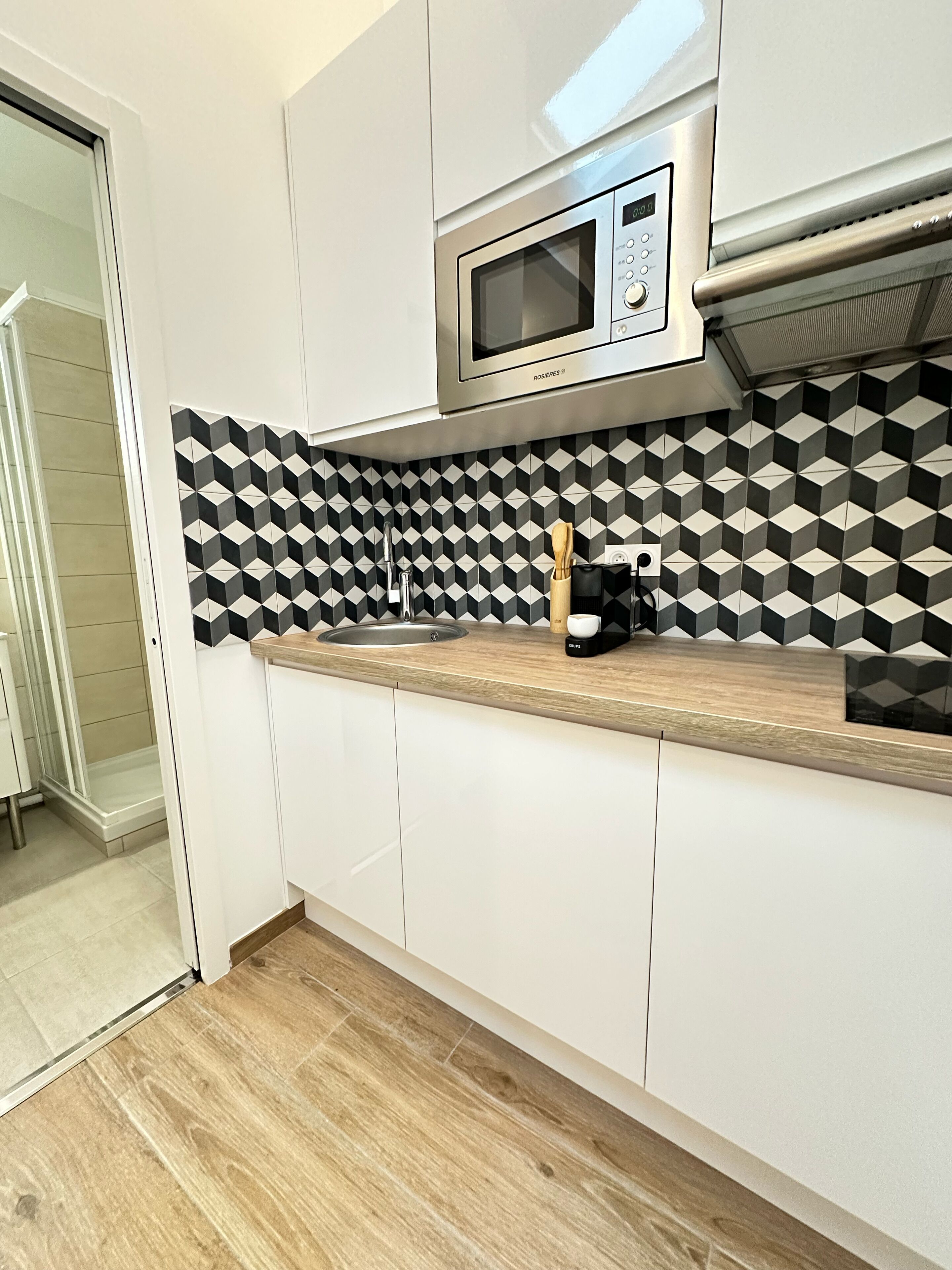 Frigobar, micro-ondas