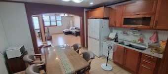 Relaxation and cosiness We show off our rooms.
10 minutes to the theme park!