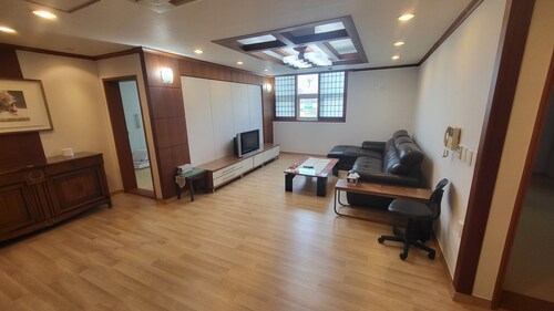 Relaxation and cosiness We show off our rooms.
10 minutes to the theme park!