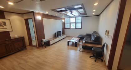 Relaxation and cosiness We show off our rooms.
10 minutes to the theme park!