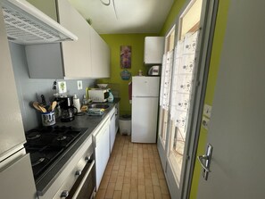 Private kitchen - Ground Floor T3 with Garden and Private Parking (Saint-Georges-de-Didonne)