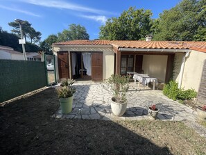 Outdoor dining - Ground Floor T3 with Garden and Private Parking (Saint-Georges-de-Didonne)