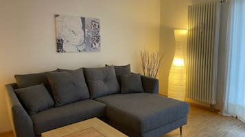 TĂ©lĂ©vision, table de tennis de table, chaĂźne hi-fi