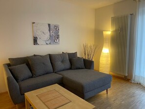TV, ping pong, stereo - Apartment '3' with Shared Terrace, Balcony and Wi-Fi (Weil am Rhein)