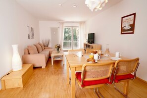 Dining - Apartment '3' with Shared Terrace, Balcony and Wi-Fi (Weil am Rhein)