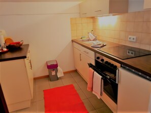 Fridge, microwave, oven, stovetop - Apartment '2' with Shared Terrace, Balcony and Wi-Fi (Weil am Rhein)