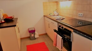 A compact kitchen with a stove, oven, and a small trash bin. - Apartment '2' with Shared Terrace, Balcony and Wi-Fi (Weil am Rhein)