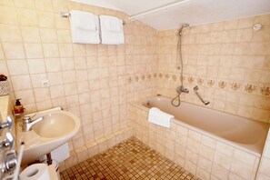 Dusche, Haartrockner, Handtücher