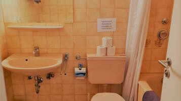 Een douche, een haardroger, handdoeken