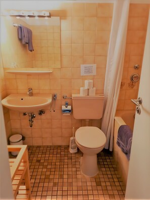 Een douche, een haardroger, handdoeken