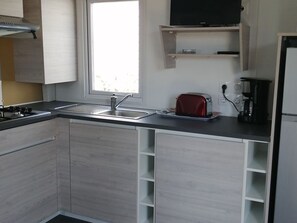 Mikrobølgeovn, kaffetrakter/tekoker og brødrister