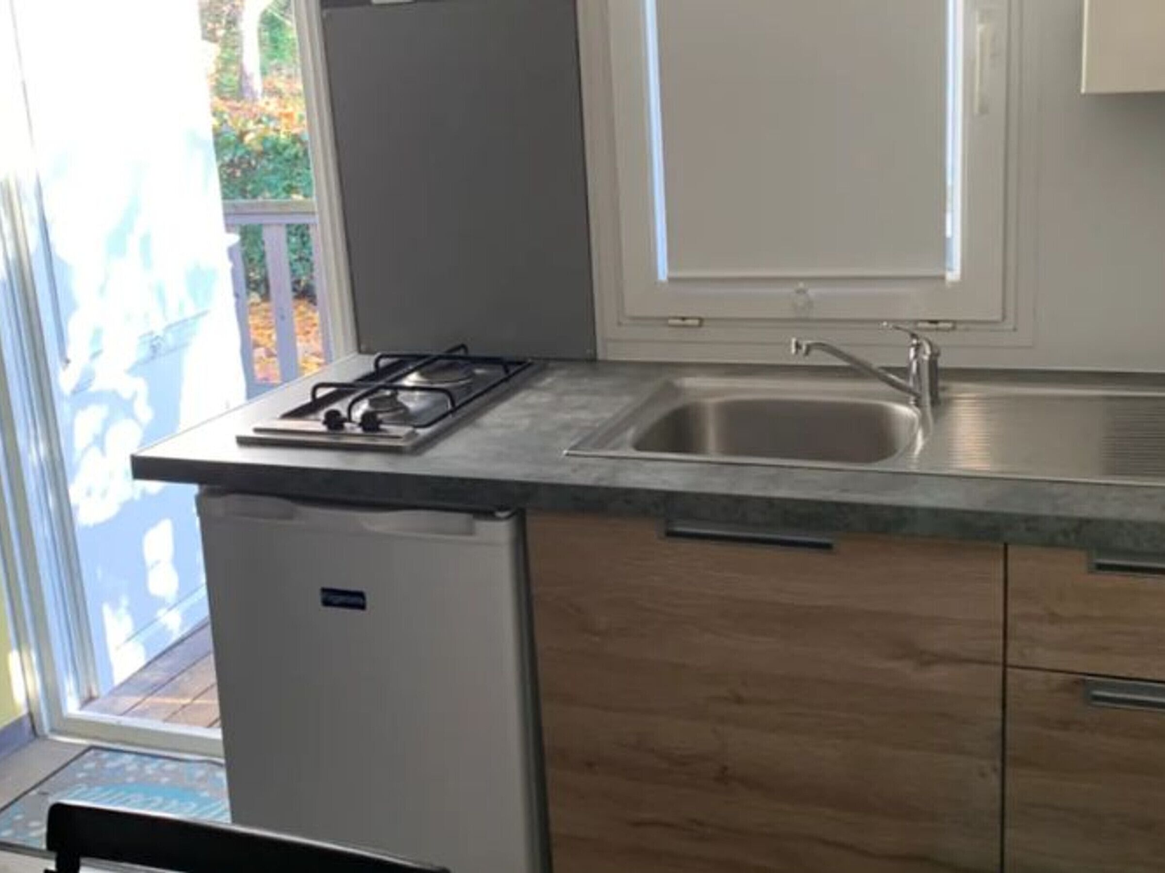 Fridge, coffee/tea maker