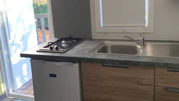 Fridge, coffee/tea maker