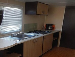 Kühlschrank, Mikrowelle, Wasserkocher mit Kaffee-/Teezubehör