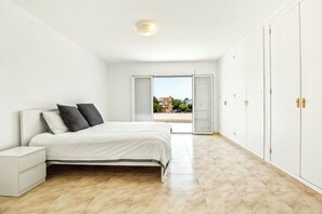 3 bedrooms, iron/ironing board, bed sheets