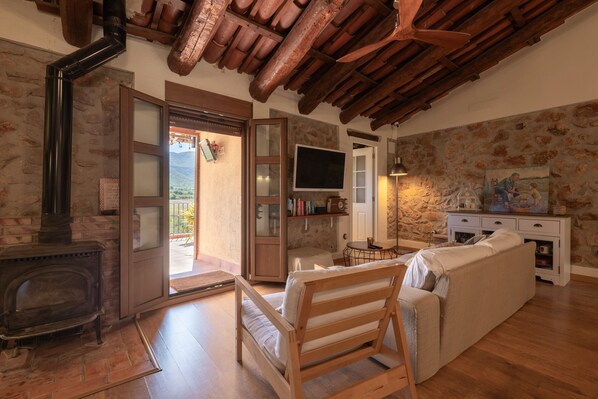 Televisión y chimenea 