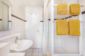Shower, hair dryer, towels - Apartment 'Kropp' with Mountain View, Balcony and Wi-Fi (Steinen)