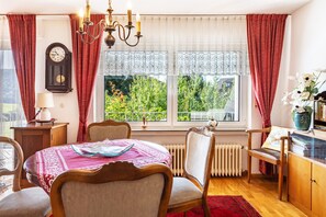 Dining - Apartment 'Kropp' with Mountain View, Balcony and Wi-Fi (Steinen)