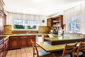 Fridge, microwave, oven, stovetop - Apartment 'Kropp' with Mountain View, Balcony and Wi-Fi (Steinen)