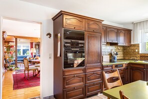 Fridge, microwave, oven, stovetop - Apartment 'Kropp' with Mountain View, Balcony and Wi-Fi (Steinen)