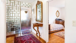 A room with a bed, a dresser, a mirror, and a wall with a patterned design. - Apartment 'Kropp' with Mountain View, Balcony and Wi-Fi (Steinen)