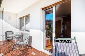 Outdoor dining - Apartment 'Kropp' with Mountain View, Balcony and Wi-Fi (Steinen)