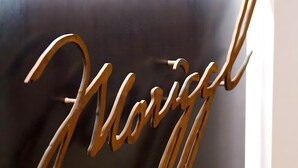A close-up of a wooden sign with the name 'Marigold' carved into it. - Apartment 'Gipfelglück 1' with Mountain View, Shared Terrace and Wi-Fi (Malles Venosta)