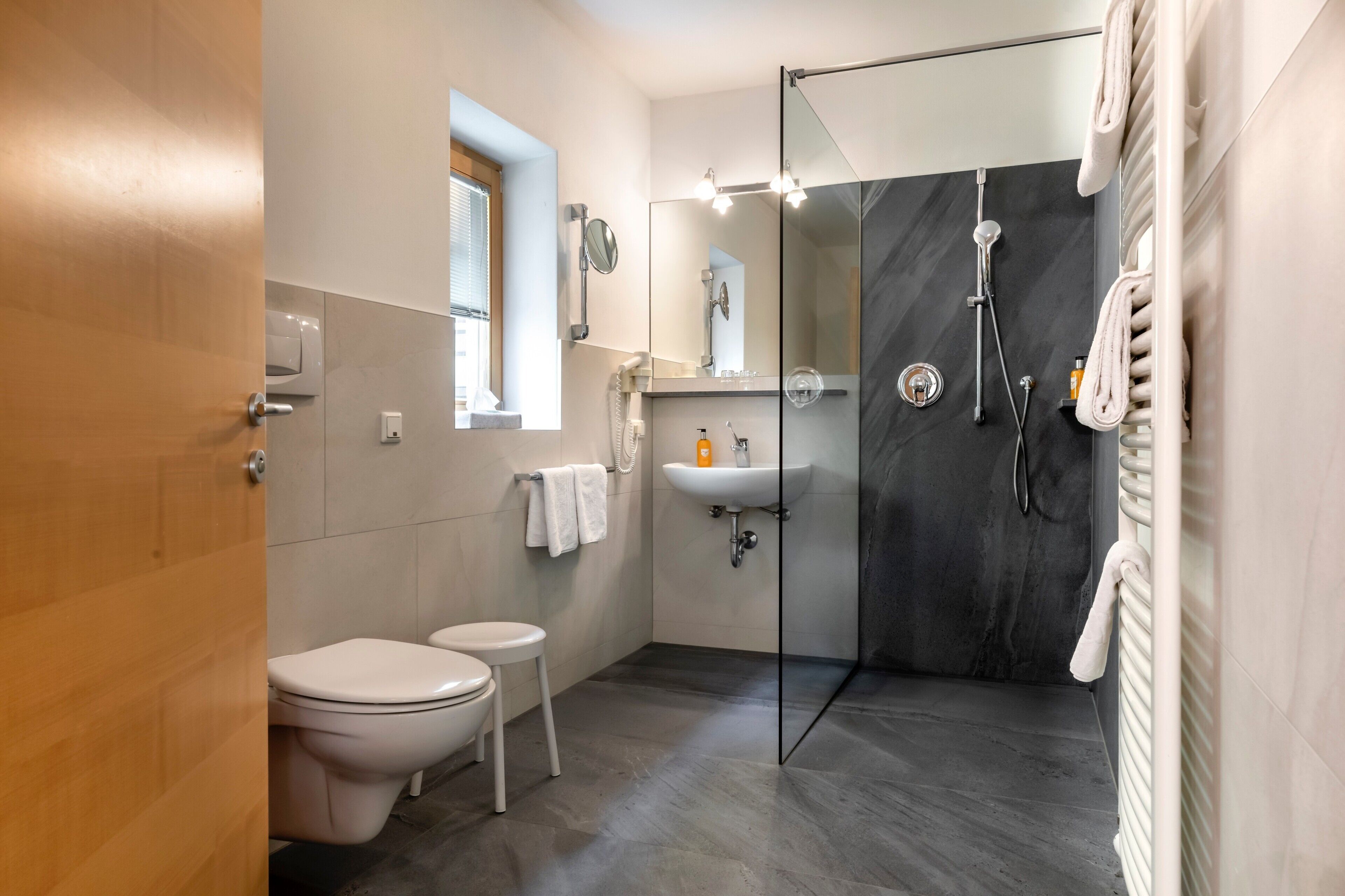 Dusche, Haartrockner, Handtücher