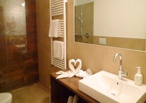 Chuveiro, secador de cabelo, toalhas de banho 