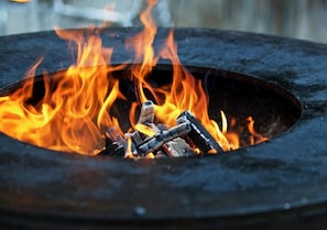 Gros plan d’un foyer avec des flammes.