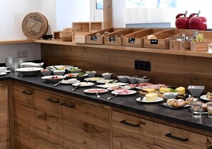 Dining - Apartment 'Moriggl Bergecho' with Mountain View, Shared Terrace and Wi-Fi (Malles Venosta)