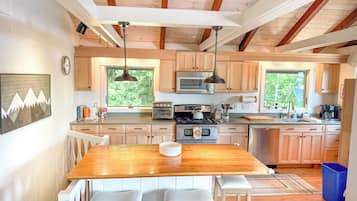 冷蔵庫、電子レンジ、オーブン、コンロ