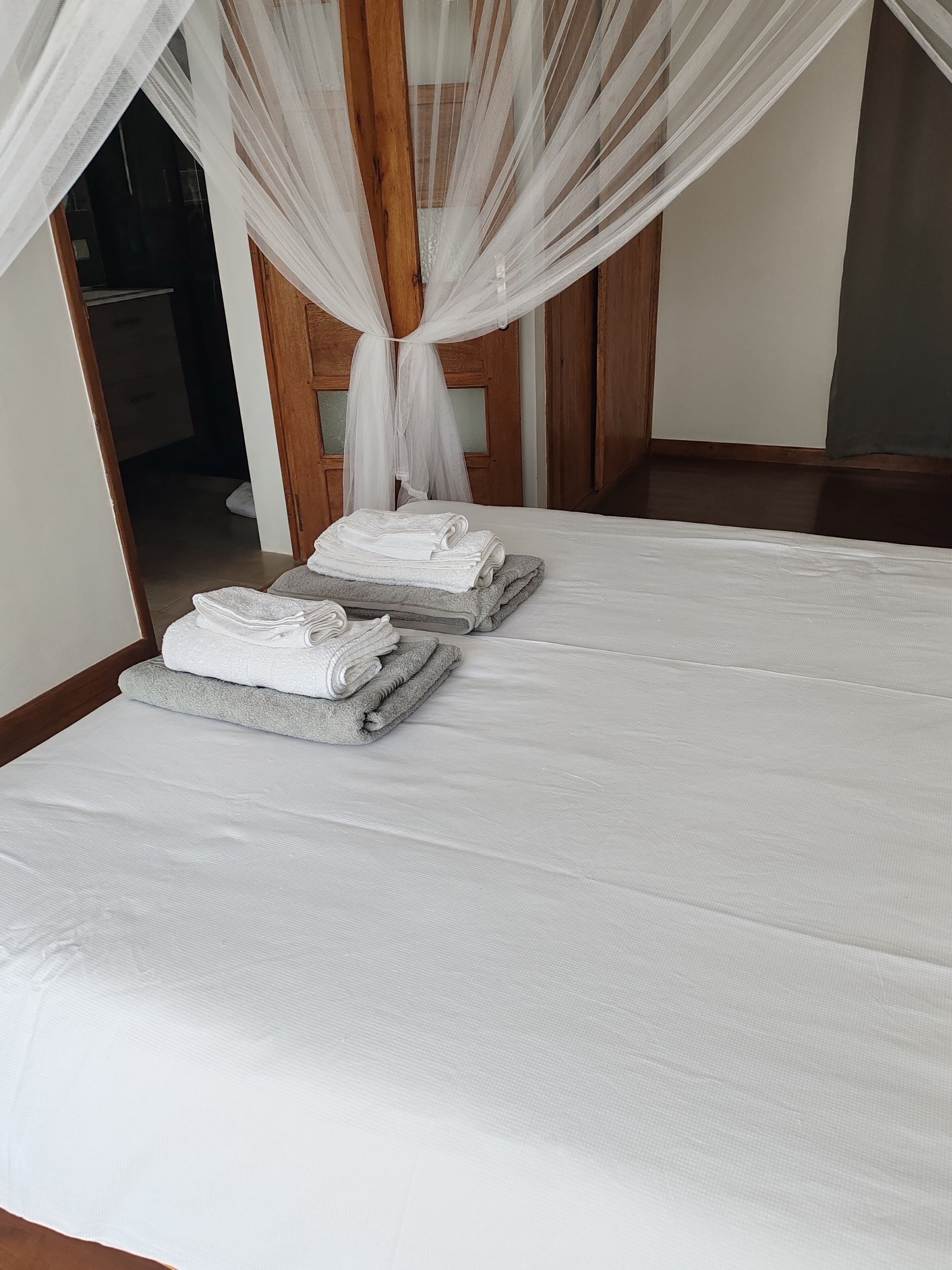 3 chambres, bureau, fer et planche à repasser, lit parapluie