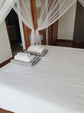 3 habitaciones, escritorio y tabla de planchar con plancha