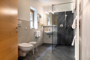 Een douche, een haardroger, handdoeken