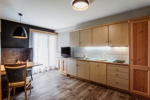 Réfrigérateur, micro-ondes, plaque de cuisson, lave-vaisselle