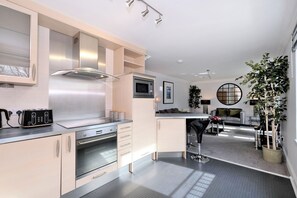 Apartment (3 Bedrooms) | Private kitchen | Fridge, microwave, dishwasher, toaster