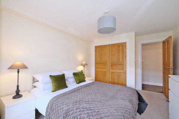 Apartment (3 Bedrooms) | 3 bedrooms, iron/ironing board, bed sheets