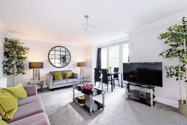 Departamento (3 Bedrooms) | Sala de estar | Smart TV de 32 pulgadas con canales digitales 