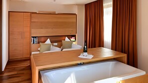Un dormitorio moderno con una cama de madera, un escritorio de madera y un armario empotrado.
