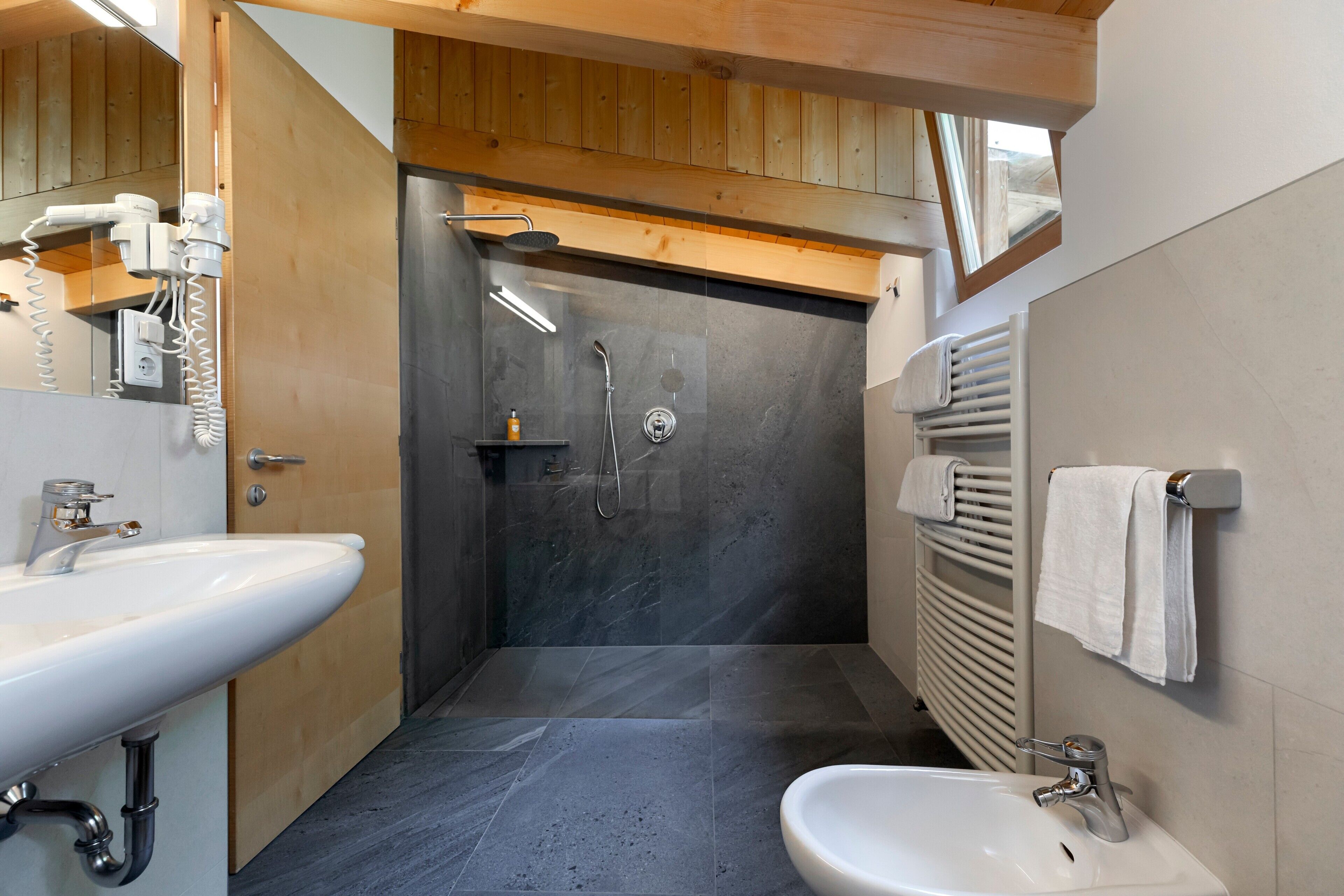 Dusche, Haartrockner, Handtücher