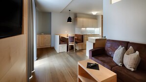 Un apartamento moderno con sala de estar, cocina y comedor.